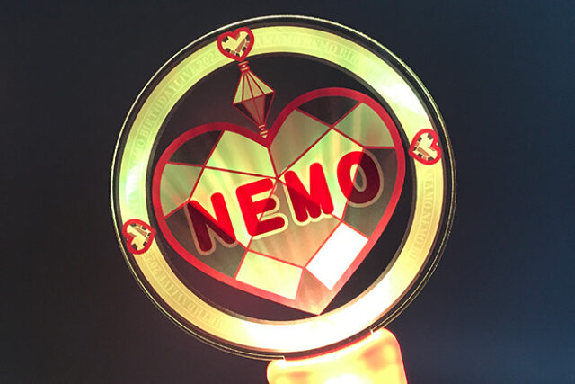 ハートの宝石がきらめくピンクグリップのペンライト