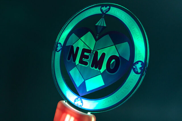 ハートの宝石がきらめくピンクグリップのペンライト