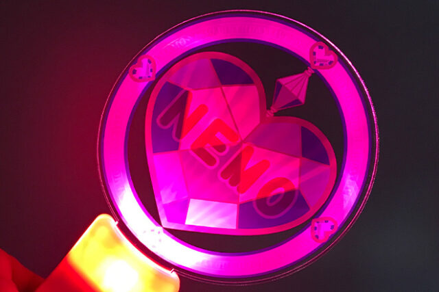 ハートの宝石がきらめくピンクグリップのペンライト