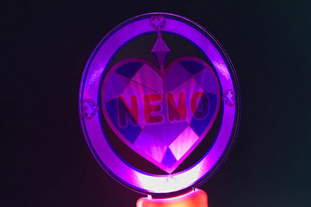 ハートの宝石がきらめくピンクグリップのペンライト