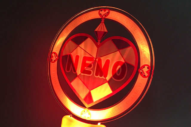 ハートの宝石がきらめくピンクグリップのペンライト