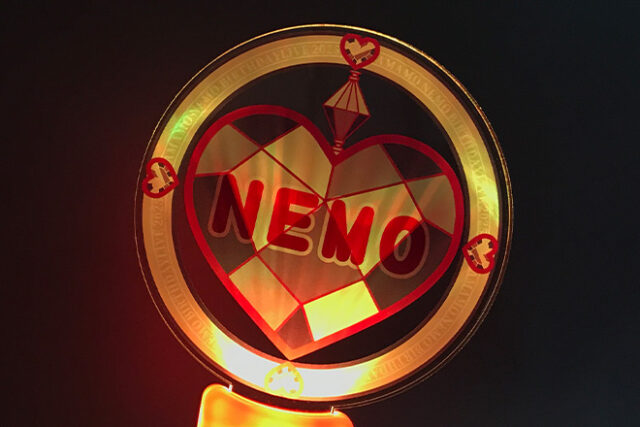 ハートの宝石がきらめくピンクグリップのペンライト