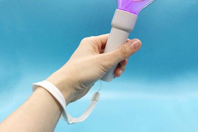 ちびキャラと丸文字が彩るハート型の立体ペンライト