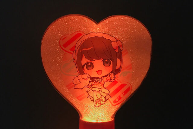 ちびキャラと丸文字が彩るハート型の立体ペンライト