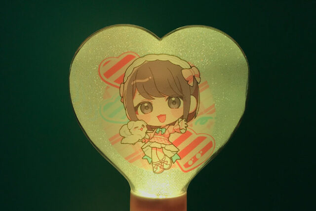 ちびキャラと丸文字が彩るハート型の立体ペンライト