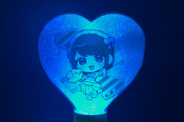 ちびキャラと丸文字が彩るハート型の立体ペンライト