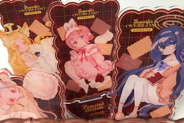 女の子たちが暖かい色味に包まれたアクリルスタンド