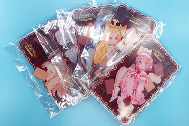 女の子たちが暖かい色味に包まれたアクリルスタンド