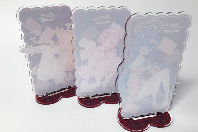 女の子たちが暖かい色味に包まれたアクリルスタンド