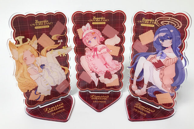 女の子たちが暖かい色味に包まれたアクリルスタンドド