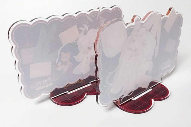 女の子たちが暖かい色味に包まれたアクリルスタンド