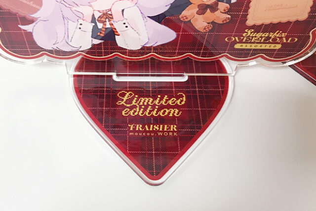 女の子たちが暖かい色味に包まれたアクリルスタンド