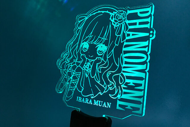 ロングヘアキャラと大文字で魅せるペンライト