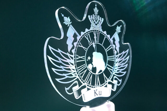 湾曲フォルムに横顔のシルエットを描いたペンライト