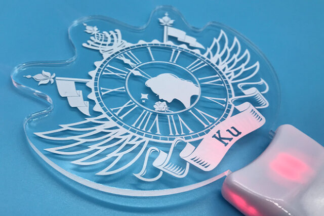 湾曲フォルムに横顔のシルエットを描いたペンライト