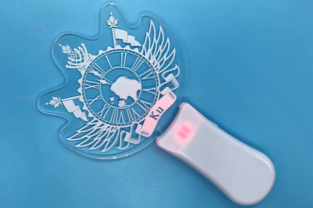 湾曲フォルムに横顔のシルエットを描いたペンライト