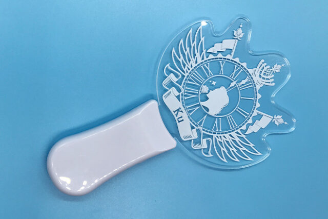 湾曲フォルムに横顔のシルエットを描いたペンライト