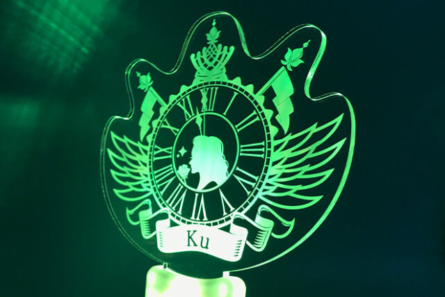 湾曲フォルムに横顔のシルエットを描いたペンライト