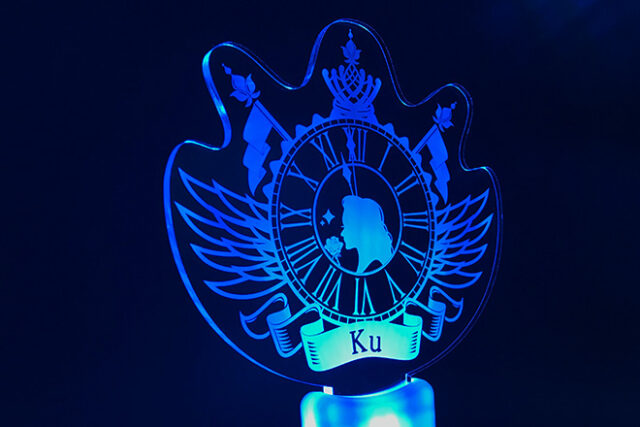 湾曲フォルムに横顔のシルエットを描いたペンライト