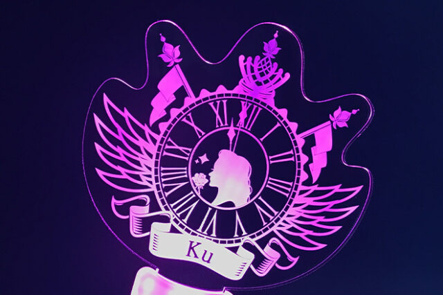 湾曲フォルムに横顔のシルエットを描いたペンライト