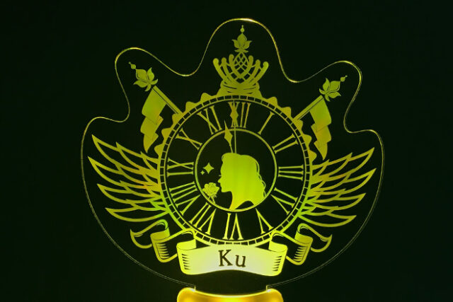 湾曲フォルムに横顔のシルエットを描いたペンライト