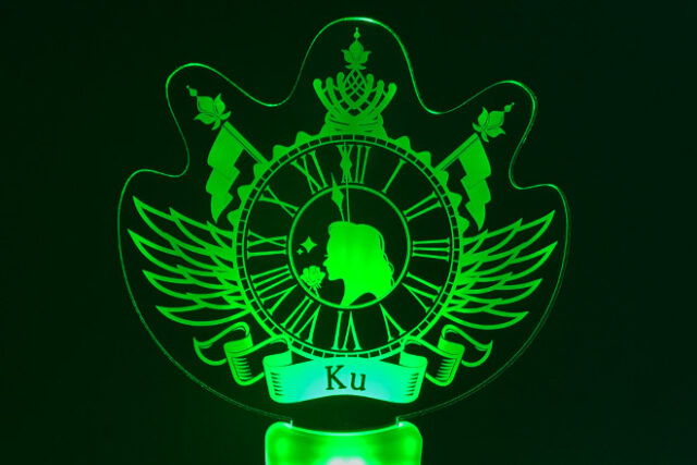 湾曲フォルムに横顔のシルエットを描いたペンライト