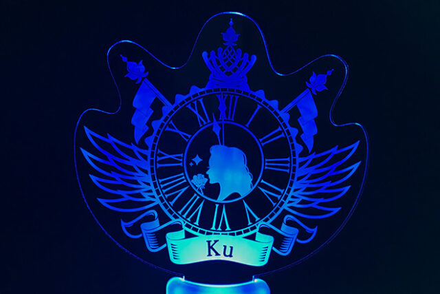 湾曲フォルムに横顔のシルエットを描いたペンライト