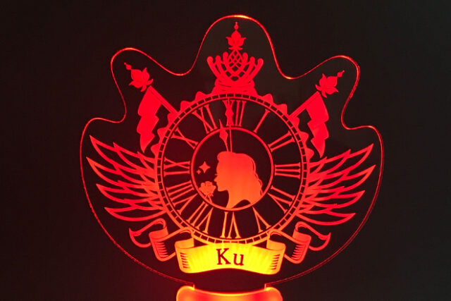 湾曲フォルムに横顔のシルエットを描いたペンライト