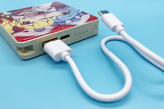 寄り添う女の子ふたりを描いたスクエアモバイルバッテリー