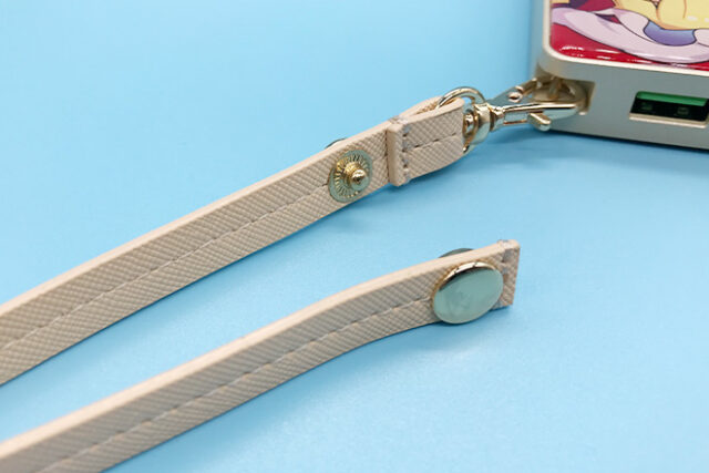 寄り添う女の子ふたりを描いたスクエアモバイルバッテリー