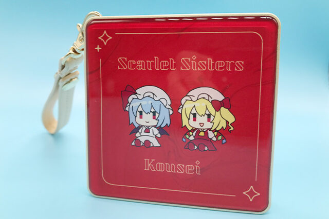 寄り添う女の子ふたりを描いたスクエアモバイルバッテリー