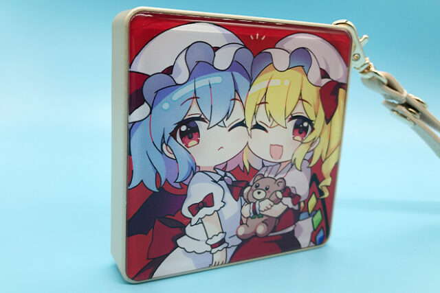 寄り添う女の子ふたりを描いたスクエアモバイルバッテリー