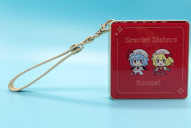 寄り添う女の子ふたりを描いたスクエアモバイルバッテリー