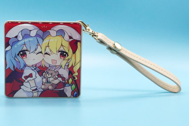 寄り添う女の子ふたりを描いたスクエアモバイルバッテリー