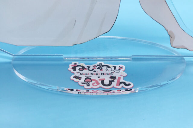 白ドレスの女性とひざで眠る猫のアクリルスタンド