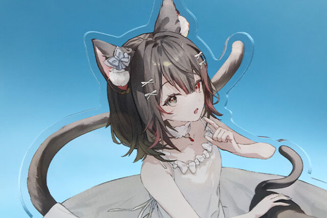 白ドレスの女性とひざで眠る猫のアクリルスタンド