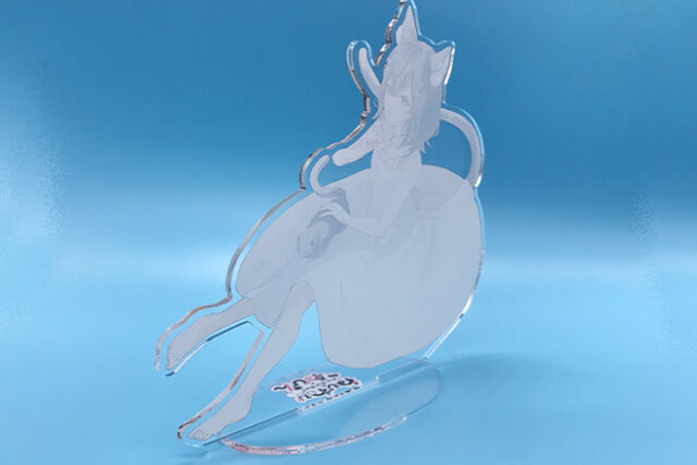 白ドレスの女性とひざで眠る猫のアクリルスタンド