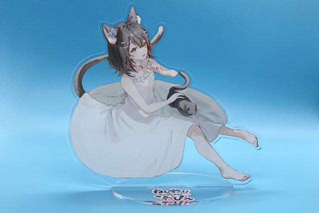 白ドレスの女性とひざで眠る猫のアクリルスタンド