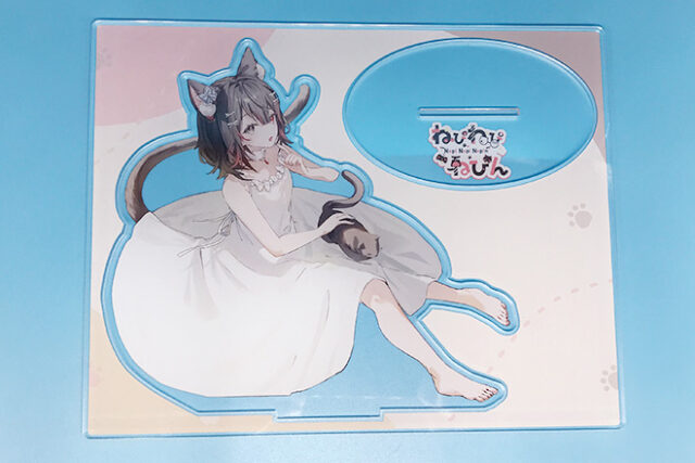 白ドレスの女性とひざで眠る猫のアクリルスタンド