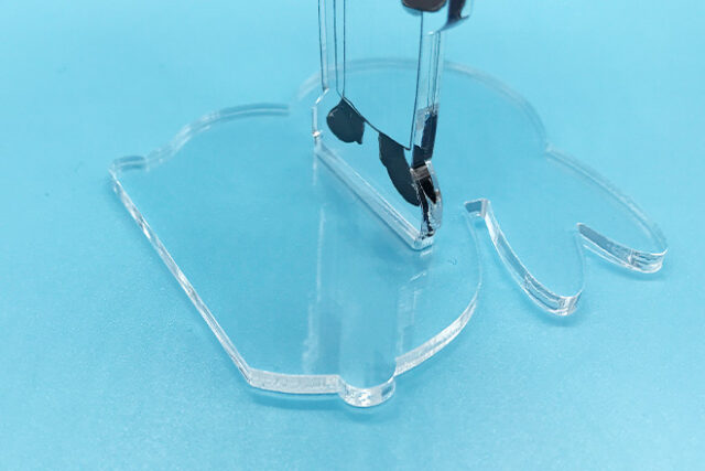 透明感をいかしたおしゃれな着物姿のアクリルスタンド