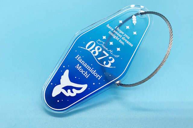 青のグラデーションと白のコントラストが美しいモーテルキー