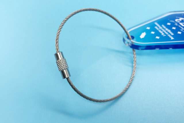 青のグラデーションと白のコントラストが美しいモーテルキー