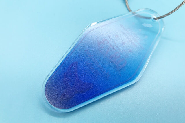 青のグラデーションと白のコントラストが美しいモーテルキー