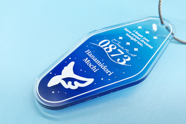 青のグラデーションと白のコントラストが美しいモーテルキー