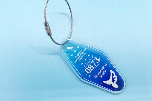 青のグラデーションと白のコントラストが美しいモーテルキー