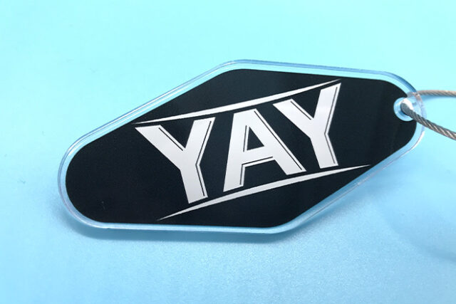 視線をひきつけるモノクロデザインのモーテルキー