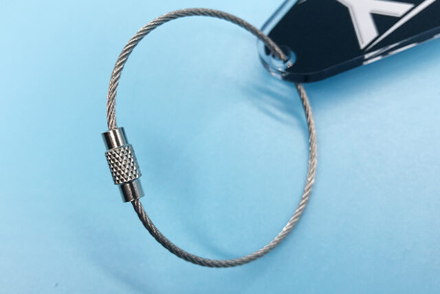 視線をひきつけるモノクロデザインのモーテルキー