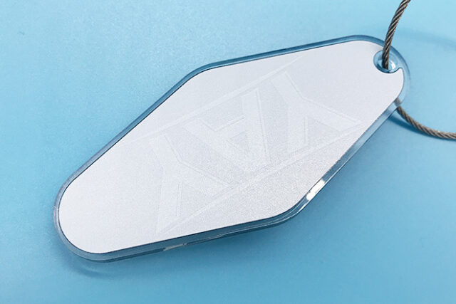 視線をひきつけるモノクロデザインのモーテルキー