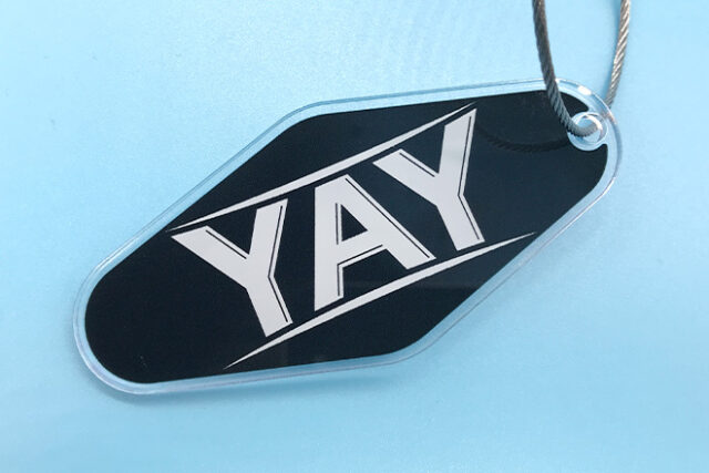 視線をひきつけるモノクロデザインのモーテルキー