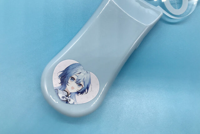 光に揺れるようにクラゲがきらめくアクリルペンライト